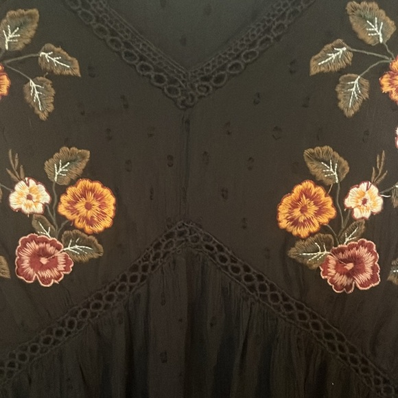 Arizona Jean co.  EMBROIDERED Blouse,   Beautiful - Picture 5 of 6